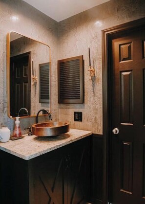 Regadera, secadora de cabello, toallas, jabón 