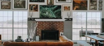 Red Farmhouse on 17 acres~20 min to Magnolia Silos