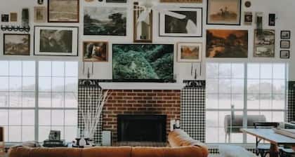 Red Farmhouse on 17 acres~20 min to Magnolia Silos