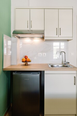 Familienapartment, Balkon, eingeschränkter Meerblick | Eigene Küche | Kühlschrank, Herdplatte, Kochgeschirr/Geschirr/Besteck