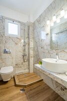 Apartamento estándar, balcón, vistas parciales al mar | Baño | Ducha y toallas