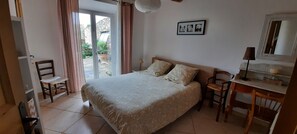 5 bedrooms, iron/ironing board, travel cot, free WiFi - Country house (sleeps 8, 10) in a quiet location, with a superb view of the Luberon. (Roussillon)