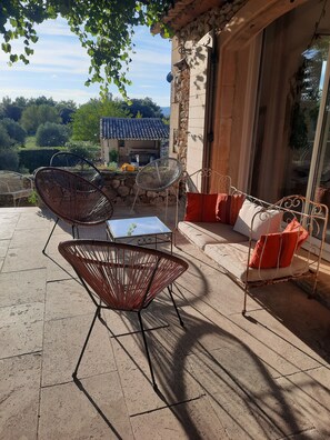 Terrace/patio - Country house (sleeps 8, 10) in a quiet location, with a superb view of the Luberon. (Roussillon)