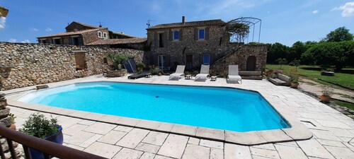Maison de campagne( 8, 10 personnes)au calme ,  avec superbe vue sur le luberon