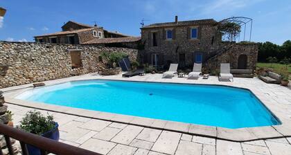 Maison de campagne( 8, 10 personnes)au calme , avec superbe vue sur le luberon