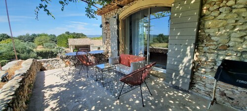 Maison de campagne( 8, 10 personnes)au calme ,  avec superbe vue sur le luberon