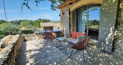 Maison de campagne( 8, 10 personnes)au calme , avec superbe vue sur le luberon