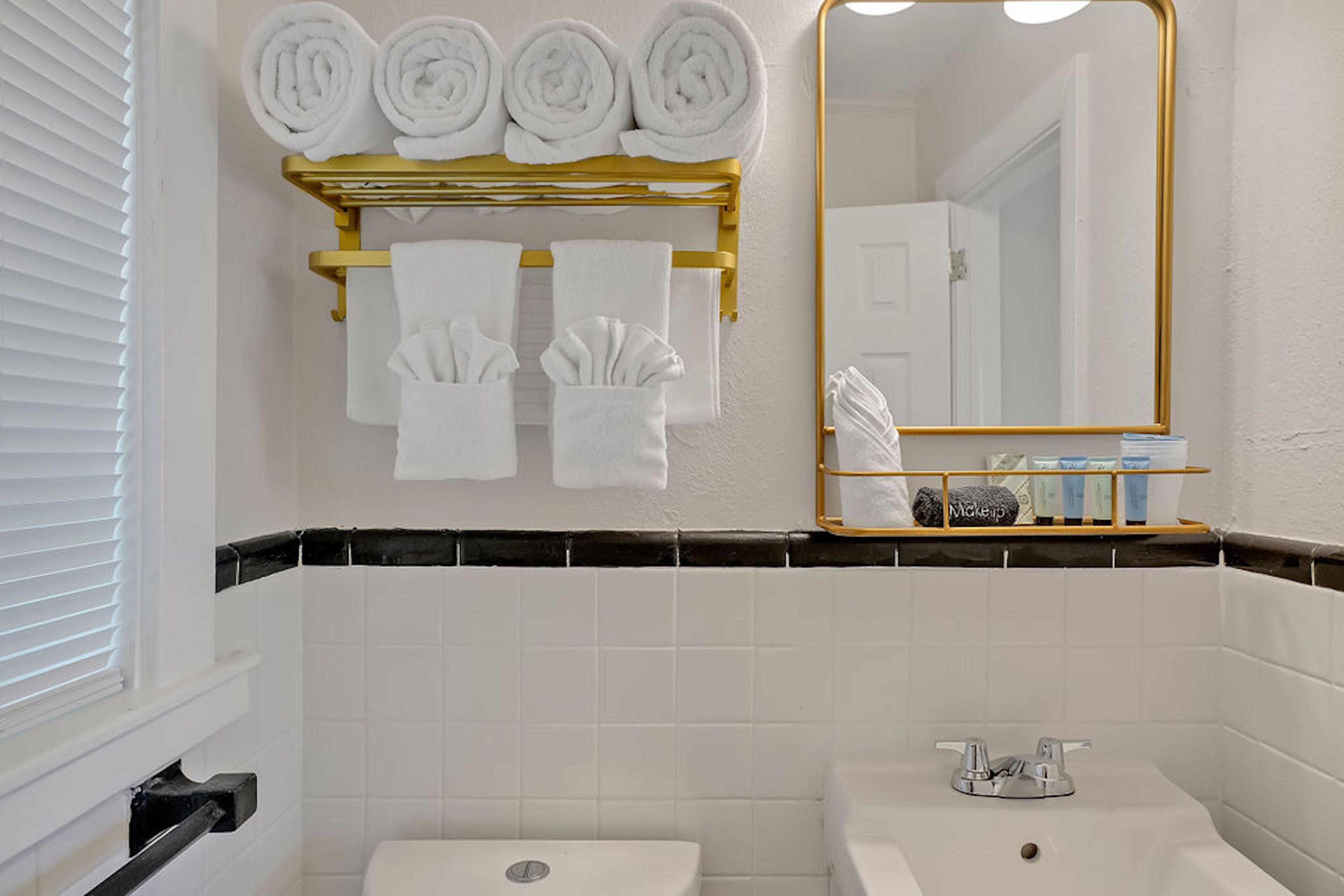 Suite, 1 très grand lit et 1 canapé-lit | Salle de bain | Douche, serviettes fournies, savon, shampoing