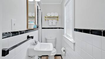 Doppelzimmer, 1 King-Bett | Badezimmer | Dusche, Handtücher, Seife, Shampoo