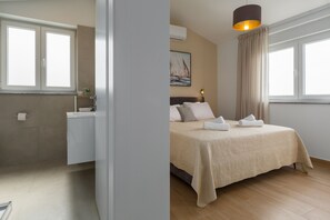 3 bedrooms, in-room safe, iron/ironing board, travel crib - Villa with pool, 6 persons, barbecue, parking in the yard, panoramic sea view (Višnjan)