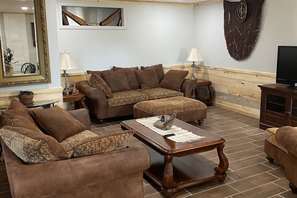 Active “farmette” New apartment (the Knotty Pine). Nearby restaurants, fitness