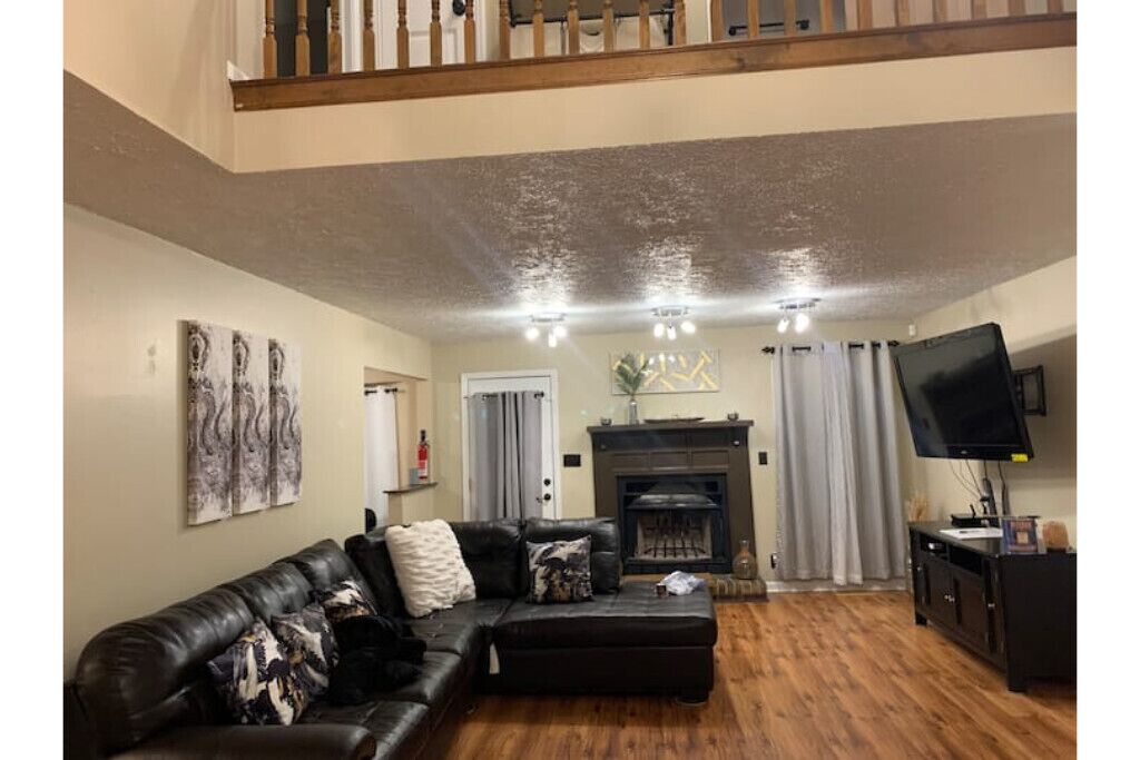 Beautiful, Spacious, Quiet Home-Central Location