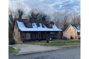 Exterior - Beautiful, Spacious, Quiet Home-Central Location (Clarksville)