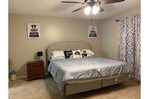 Room - Beautiful, Spacious, Quiet Home-Central Location (Clarksville)