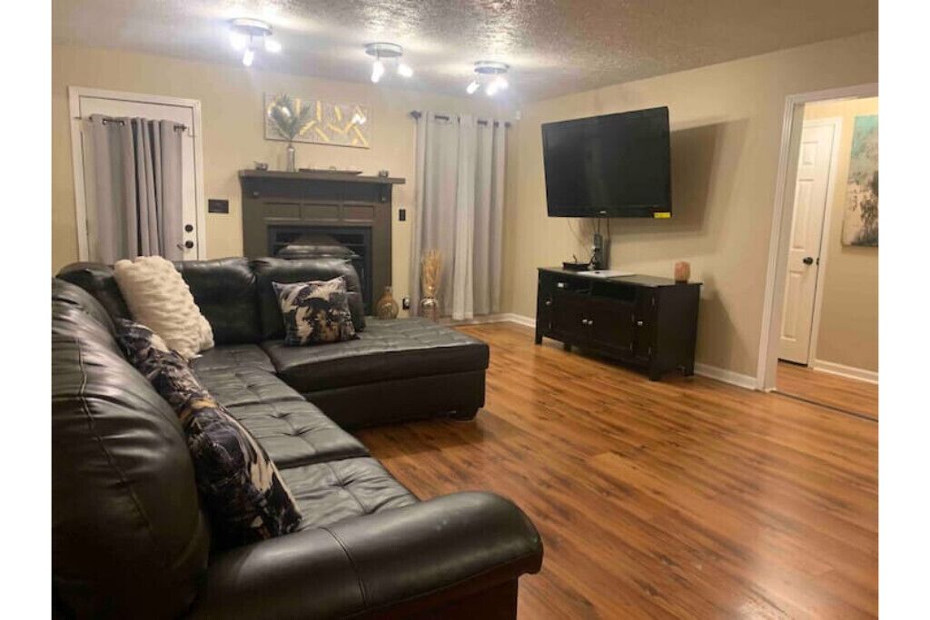 Beautiful, Spacious, Quiet Home-Central Location