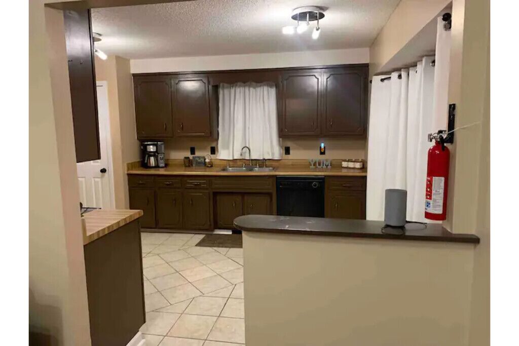 Beautiful, Spacious, Quiet Home-Central Location