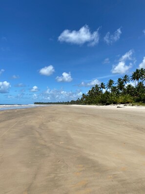 On the beach, white sand - Manawa Bangalôs (Uruçuca)