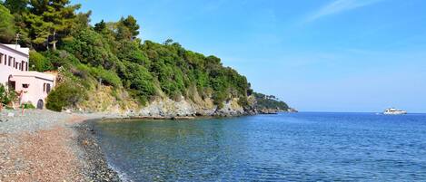 Nær stranden og solsenger