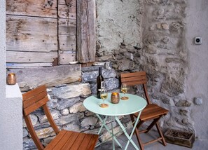 Outdoor dining - Tiny House: Les Nomades (Sierre)