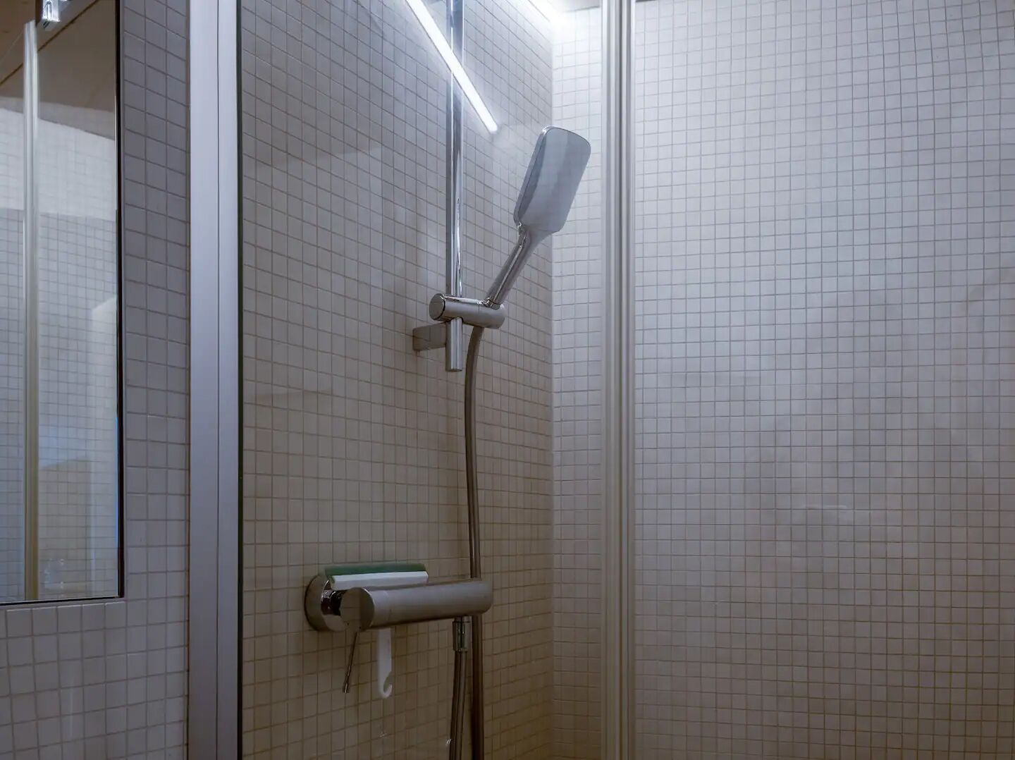 Secadora de cabello, toallas, jabón, papel de baño 