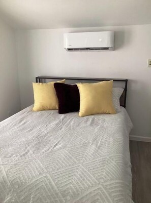 5 bedrooms, WiFi, bed sheets