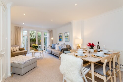 Modern Mews House with Free Parking | By Huluki Sussex Stays