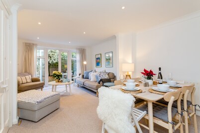 Modern Mews House with Free Parking | By Huluki Sussex Stays