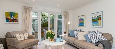 Family House | Living area | 41-inch Smart TV with satellite channels, TV