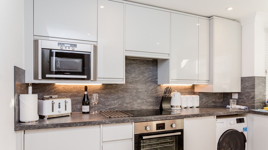 Modern Mews House with Free Parking | By Huluki Sussex Stays