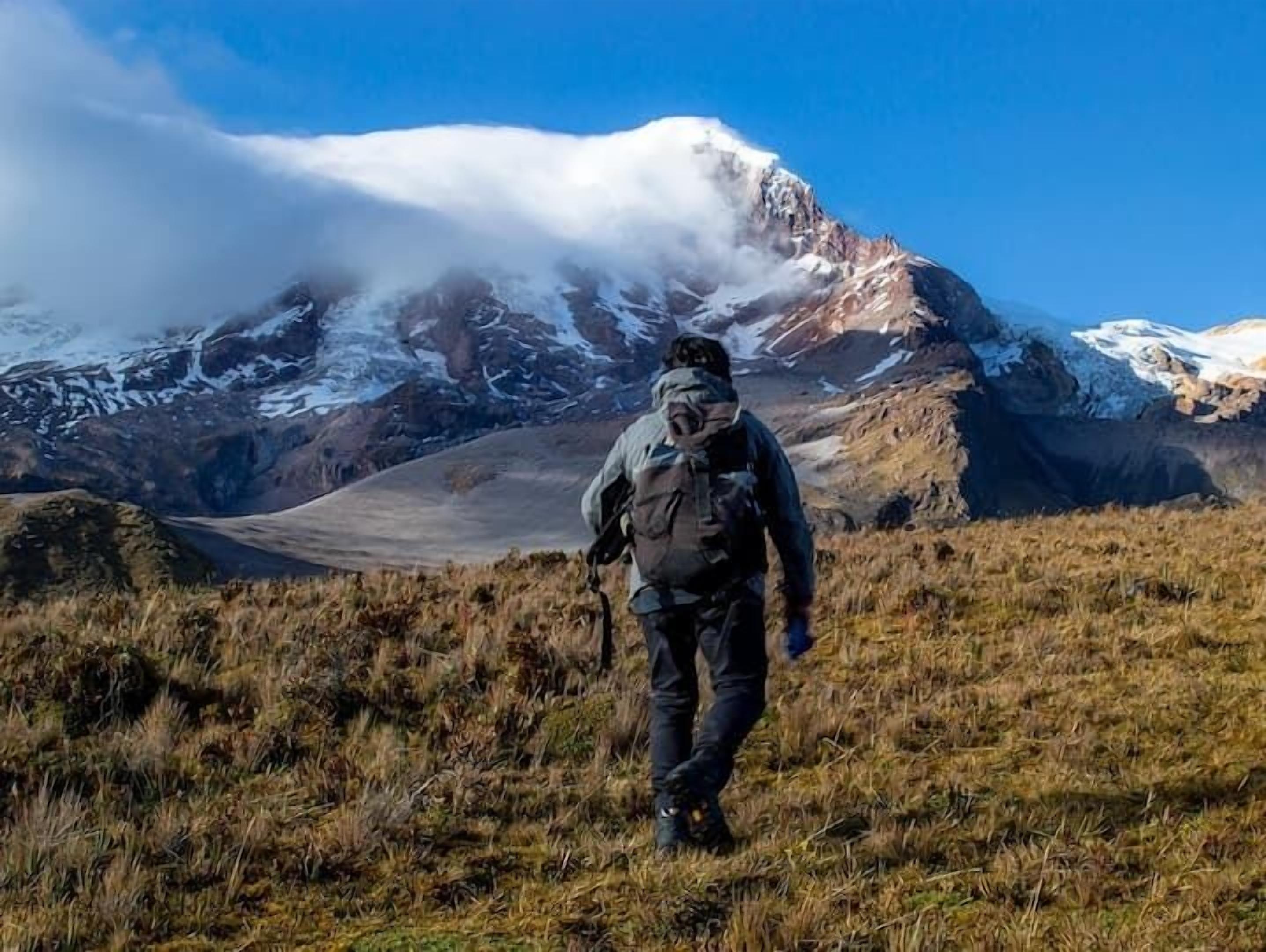 Un escursionista che si dirige verso una montagna innevata.