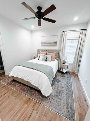 2 bedrooms, travel cot, free WiFi, bed sheets - Jacuzzi Cottage at Lake Martin Kowaliga Bay (Eclectic)