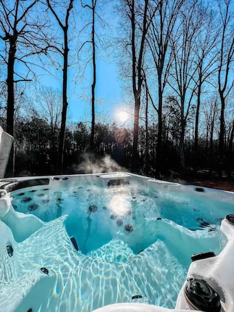 Outdoor spa tub. Jacuzzi Cottage at Lake Martin Kowaliga Bay