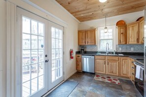 Fridge, microwave, oven, stovetop - The Blue Bungalow of North Shore (Chattanooga)