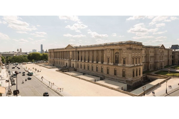 Meet your billion dollar view! Apt is literally opposite the Louvre. Enjoy!
