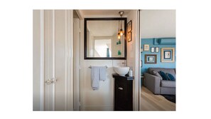 Ducha, secador de pelo, toallas, jabón