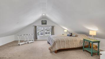 3 bedrooms, desk, iron/ironing board, travel crib