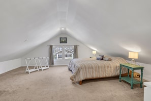 3 habitaciones, escritorio y tabla de planchar con plancha