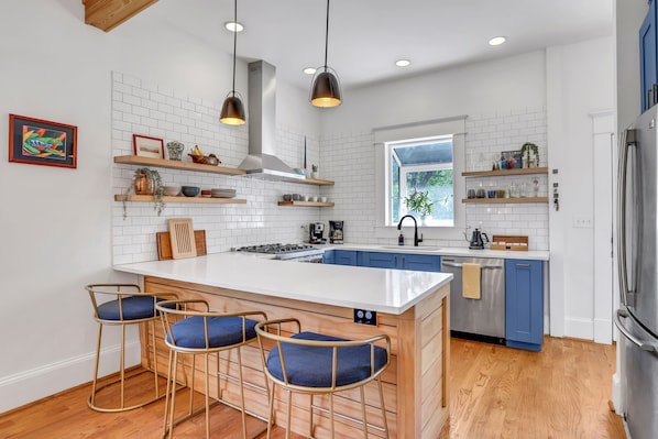 Fridge, microwave, oven, stovetop - Entire Home in Midtown Near Piedmont Park (Atlanta)