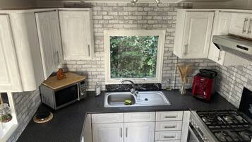 Fridge, microwave, oven, coffee/tea maker