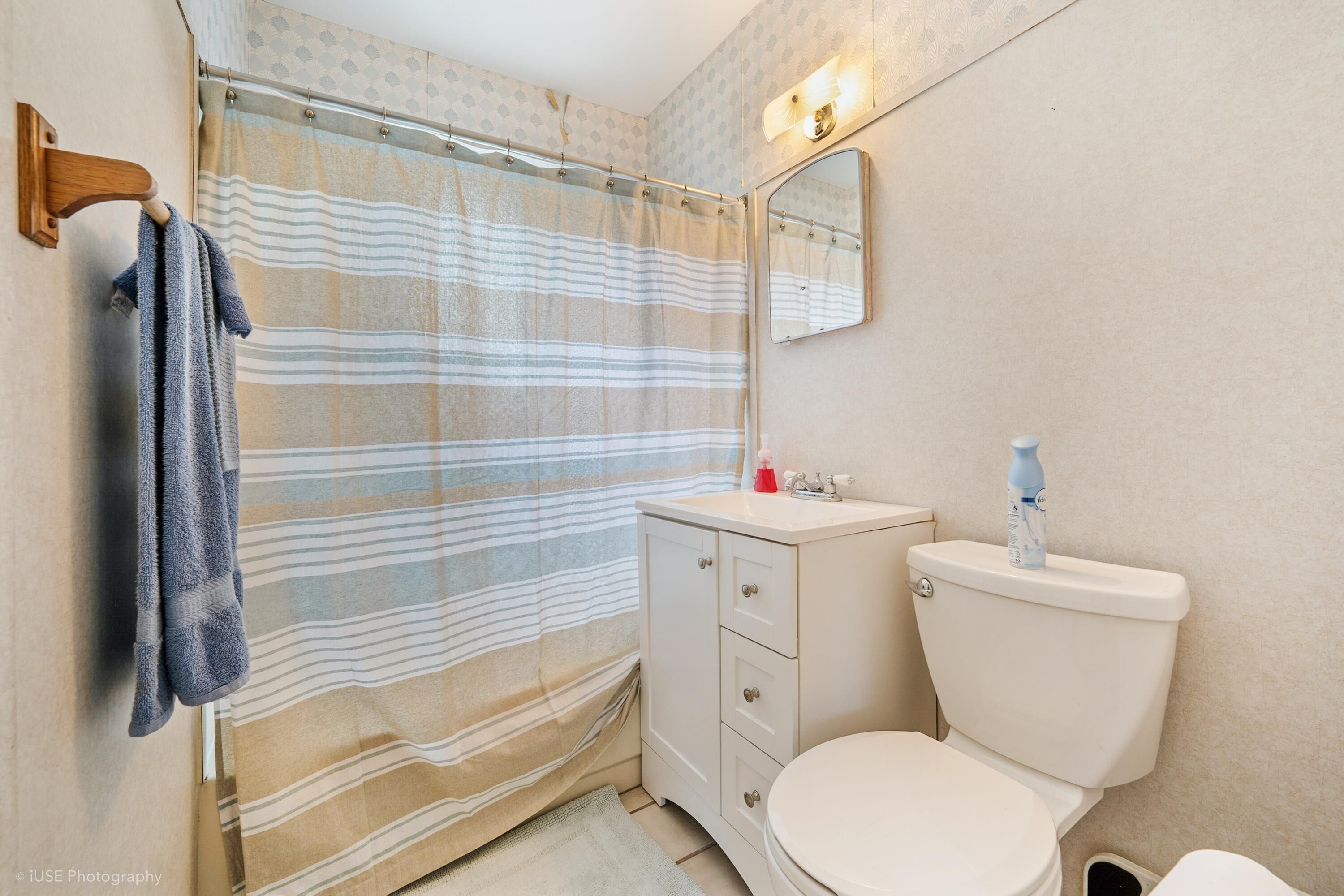 Lovely 3BR Style Home w Porch/BBQ, close to beach