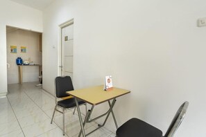 Dining - OYO 3782 Gunung Anyar (Surabaya)