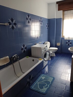 Dusche, Whirlpool, Haartrockner, Bidet