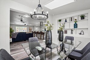 Dining - Old Town Scottsdale!  Swim Spa Fire Pit BBQ 7 Bdrm (Scottsdale)