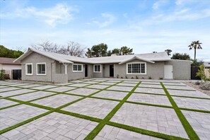 Exterior - Old Town Scottsdale!  Swim Spa Fire Pit BBQ 7 Bdrm (Scottsdale)