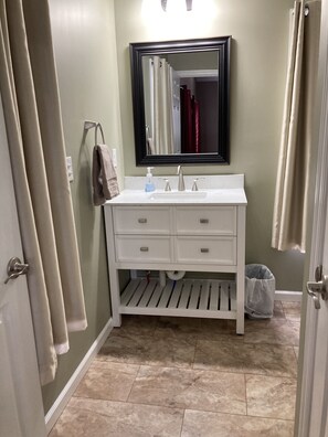 Shower, hair dryer, towels, soap - Beautiful Keuka Lake Home close to Penn Yan (Penn Yan)