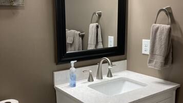 Bruser, hårtørrer, håndklæder, Sæbe