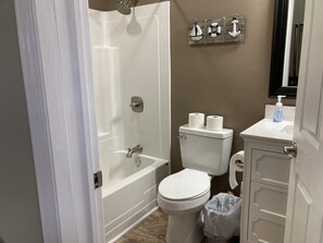 淋浴设施、吹风机、毛巾、肥皂