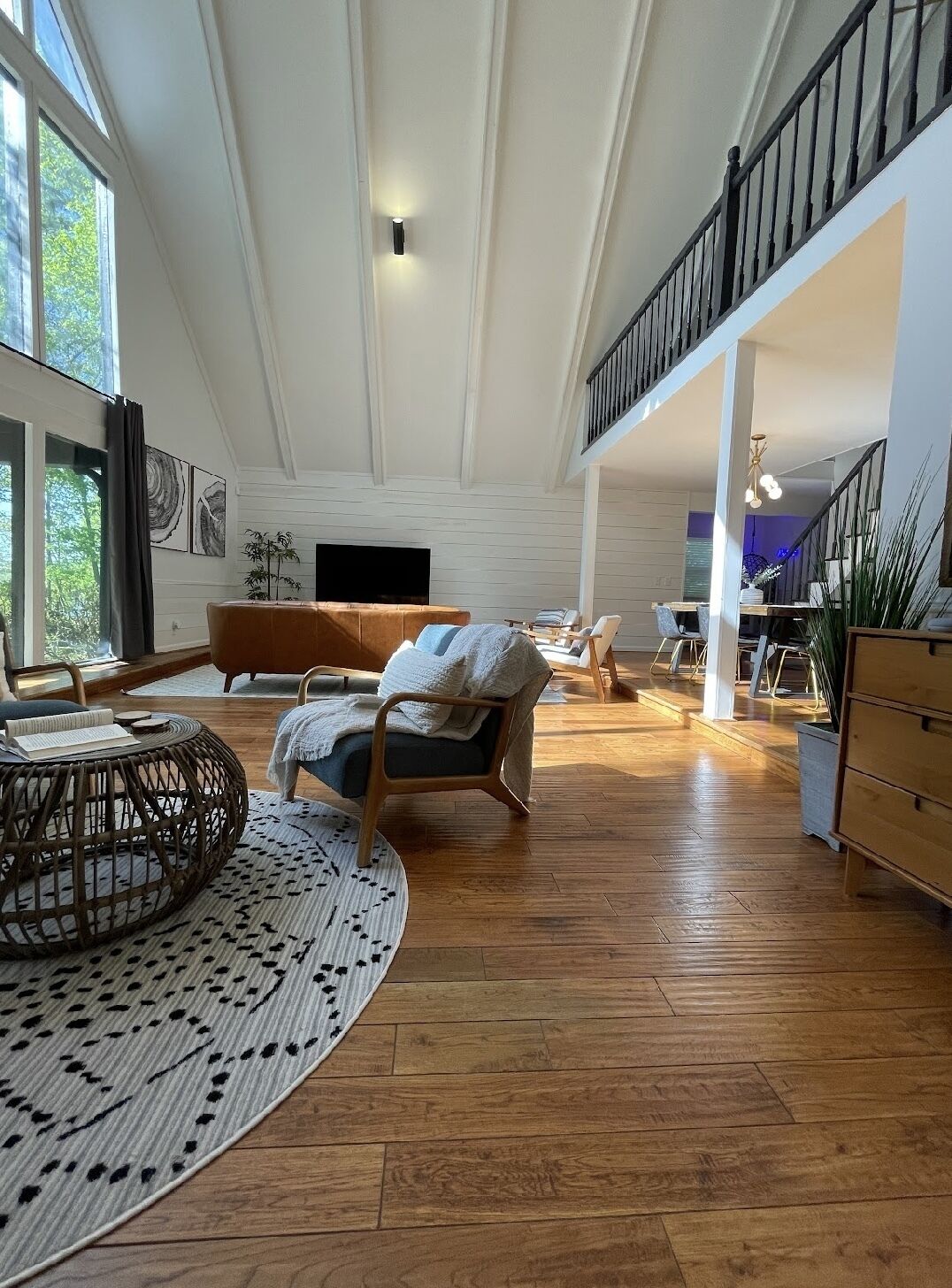 Escape to a Cozy Retreat: A-Frame Lake House w/ Jacuzzi/ EV charger