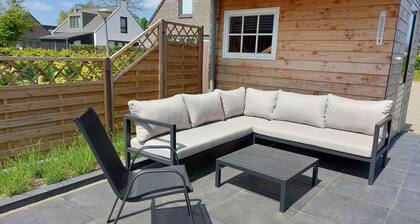 Luxus Ferienwohnung für 5 Personen in Strandnahe, umzäunten Garten, Pool.