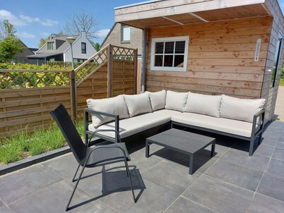 Luxury apartment for 5 people near the beach, fenced garden, pool.